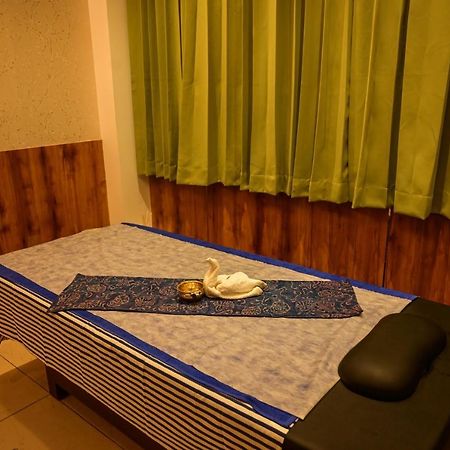 Emerald Clarks Inn Suites Майсур Экстерьер фото